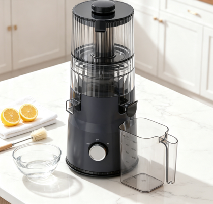 เครื่องสกัดน้ำผลไม้แบบบีบอัดแบบช้า Fresh Smart HJ103 ขนาดกะทัดรัด – ขนาดเล็ก รสชาติเข้มข้น คุณค่าทางโภชนาการยิ่งใหญ่กว่าเดิม ด้วยช่องใส่ผลไม้กว้าง 135 มม., ระบบสกัดเย็น 200W และการทำความสะอาดตัวเอง